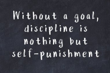 Siyah masadaki akıllı alıntıların tebeşiri.