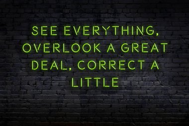 Zekice ve motive edici bir alıntı. Tuğla duvarda neon işareti