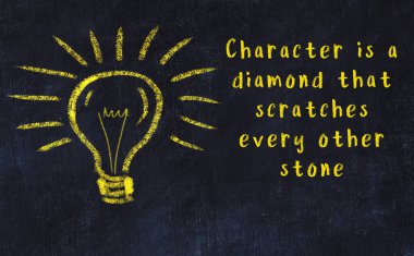 Ampul çizimi ve akıllı alıntıyla siyah karatahta