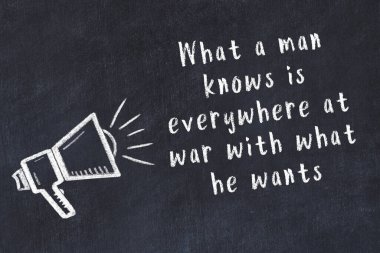 Tebeşir hoparlörü ve siyah masada akıllıca bir alıntı.