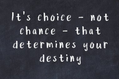 Üzerinde bilge yazılar olan siyah karatahta.