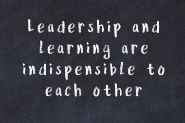 Üzerinde bilge yazılar olan siyah karatahta.