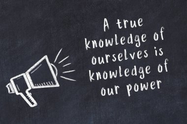 Siyah masaya hoparlör ve motivasyonel alıntının tebeşir çizimi