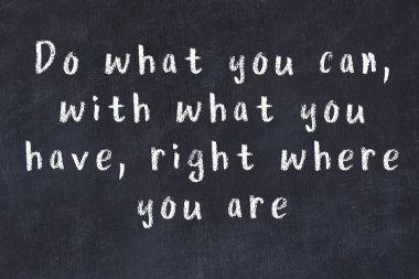 Üzerinde bilge yazılar olan siyah karatahta.