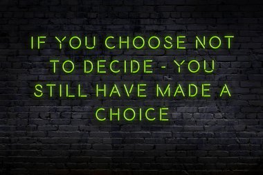 Tuğla duvardaki neon ışığın gece görüşü. Bilge Qoutation. 