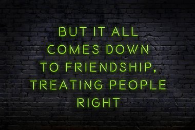 Zekice ve motive edici bir alıntı. Tuğla duvarda neon işareti