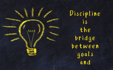 Bir ampulün tebeşir çizimi ve bilgece alıntıların yazımı