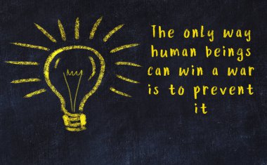 Bir ampulün tebeşir çizimi ve bilgece alıntıların yazımı