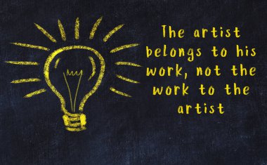 Bir ampulün tebeşir çizimi ve bilgece alıntıların yazımı