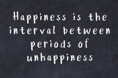 Siyah masadaki akıllı alıntıların tebeşiri.