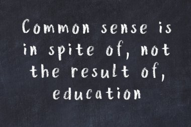 Üzerinde bilge yazılar olan siyah karatahta.