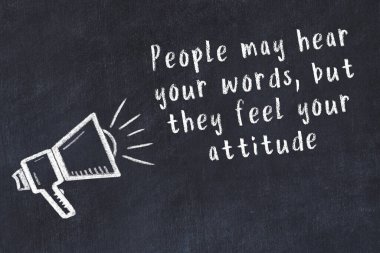 Siyah masaya hoparlör ve motivasyonel alıntının tebeşir çizimi