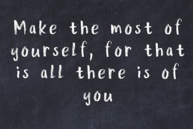 Siyah masadaki akıllı alıntıların tebeşiri.