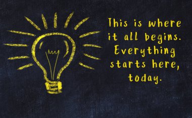 Ampul çizimi ve akıllı alıntıyla siyah karatahta