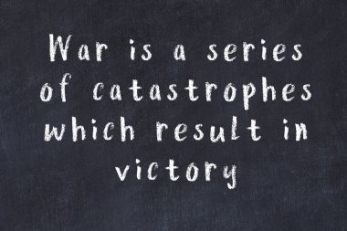 Siyah masadaki akıllı alıntıların tebeşiri.