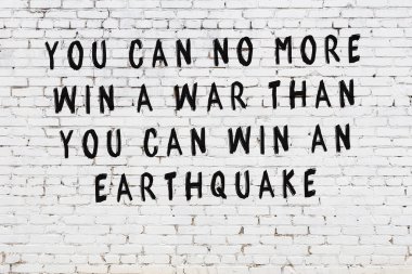 Bilgece alıntıların yazılı olduğu siyah boyanmış beyaz tuğla duvar