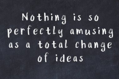 Siyah karatahtaya Tebeşir Bilgisi Yazısı