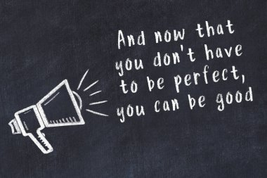 Tebeşir hoparlörü ve siyah masada akıllıca bir alıntı.