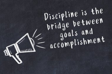 Tebeşir hoparlörü ve siyah masada akıllıca bir alıntı.