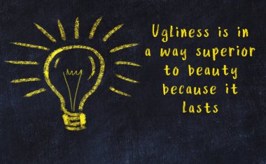 Bir ampulün tebeşir çizimi ve bilgece alıntıların yazımı