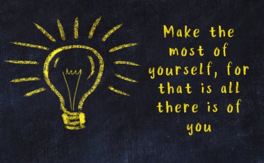 Ampul çizimi ve akıllı alıntıyla siyah karatahta