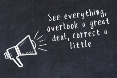 Siyah masaya hoparlör ve motivasyonel alıntının tebeşir çizimi