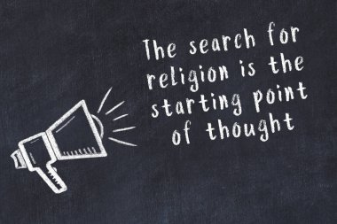 Siyah masaya hoparlör ve motivasyonel alıntının tebeşir çizimi