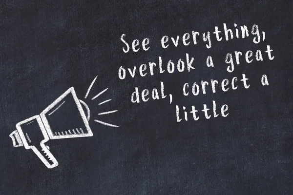 Siyah masaya hoparlör ve motivasyonel alıntının tebeşir çizimi