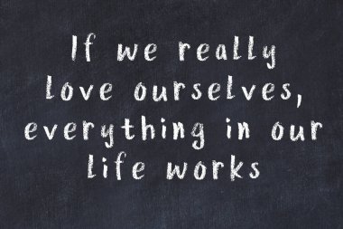 Siyah karatahtaya Tebeşir Bilgisi Yazısı