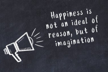 Tebeşir hoparlörü ve siyah masada akıllıca bir alıntı.