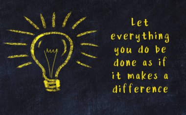 Bir ampulün tebeşir çizimi ve bilgece alıntıların yazımı