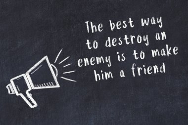 Siyah masaya hoparlör ve motivasyonel alıntının tebeşir çizimi