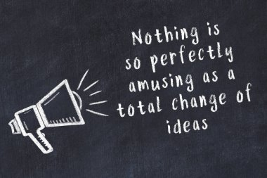 Siyah masaya hoparlör ve motivasyonel alıntının tebeşir çizimi