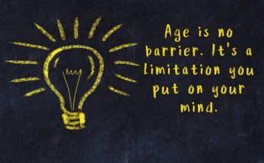 Ampul çizimi ve akıllı alıntıyla siyah karatahta