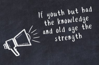 Siyah masaya hoparlör ve motivasyonel alıntının tebeşir çizimi