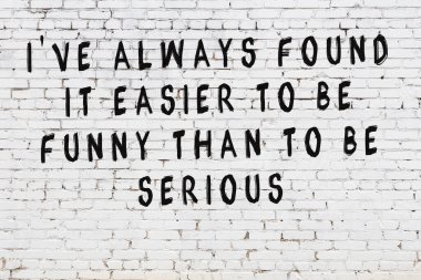 Bilgece alıntıların yazılı olduğu siyah boyanmış beyaz tuğla duvar