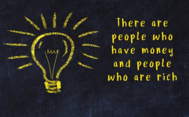 Ampul çizimi ve akıllı alıntıyla siyah karatahta