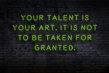 Akıllıca alıntı. Duvara karşı neon yazıtlar