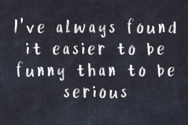 Üzerinde bilge yazılar olan siyah karatahta.