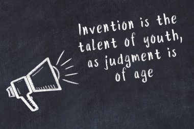 Siyah masaya hoparlör ve motivasyonel alıntının tebeşir çizimi