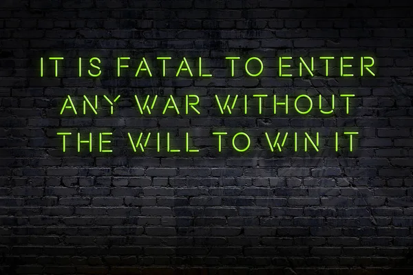 Tuğla duvardaki neon ışığın gece görüşü. Bilge Qoutation. 