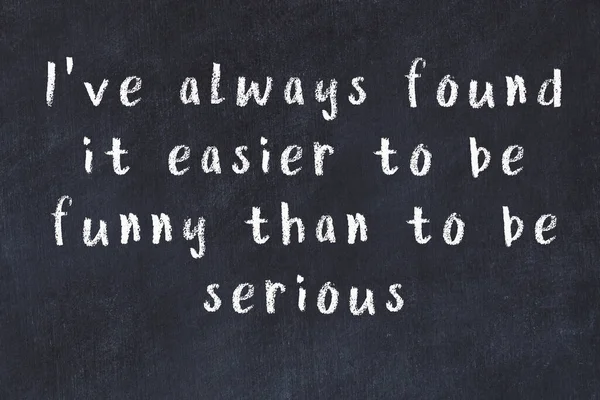 Üzerinde bilge yazılar olan siyah karatahta.