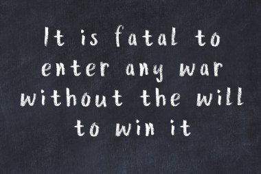 Üzerinde bilge yazılar olan siyah karatahta.