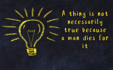 Ampul çizimi ve akıllı alıntıyla siyah karatahta