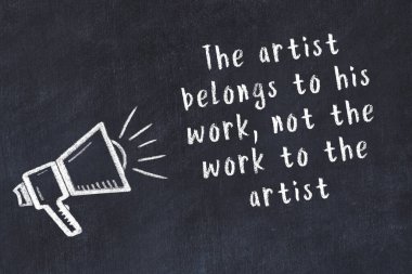 Siyah masaya hoparlör ve motivasyonel alıntının tebeşir çizimi