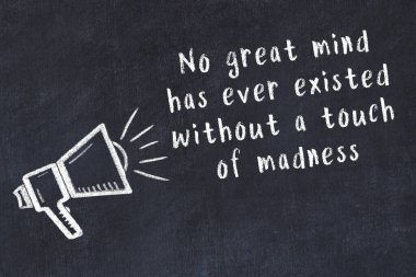 Siyah masaya hoparlör ve motivasyonel alıntının tebeşir çizimi