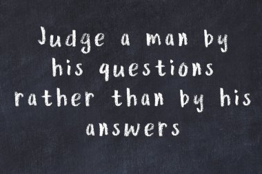 Siyah karatahtaya Tebeşir Bilgisi Yazısı