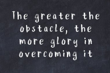 Siyah masadaki akıllı alıntıların tebeşiri.