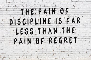 Beyaz tuğla duvar arkaplanına siyah düşünceli bir yazı.