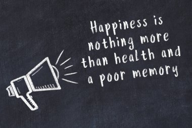 Tebeşir hoparlörü ve siyah masada akıllıca bir alıntı.